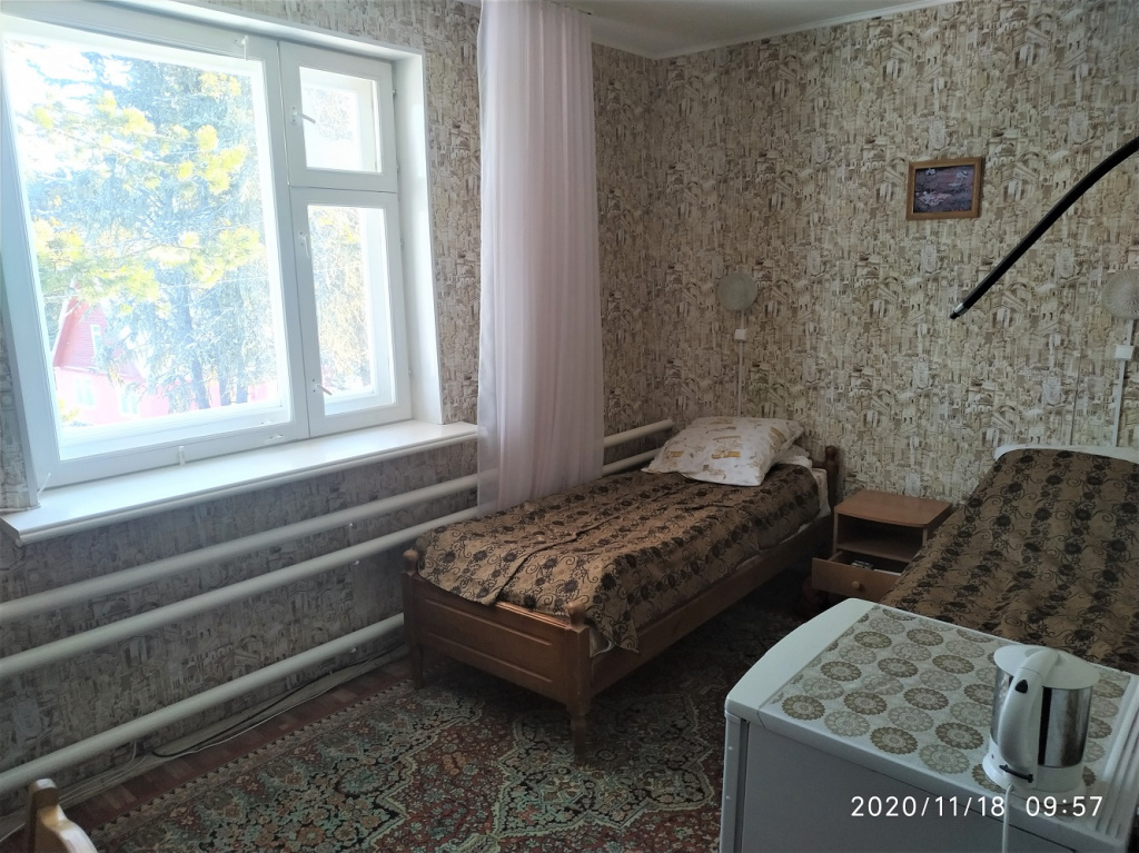 Иван Исаев Двухместный номер внутри. Лично на меня произвели впечатление «радиаторы отопления» - три трубы, идущие вдоль всей стены комнаты. Во-первых, благодаря им в комнате всегда было тепло, а во-вторых, у меня всегда было где развесить для просушки свежепостиранное бельё. Согласитесь, когда в номере живёт два спортсмена, тренирующихся как минимум дважды в день, это обстоятельство имеет большое значение: не нужно развешивать бельё и куртки по спинкам стульев, дверцам шкафов и т.д.