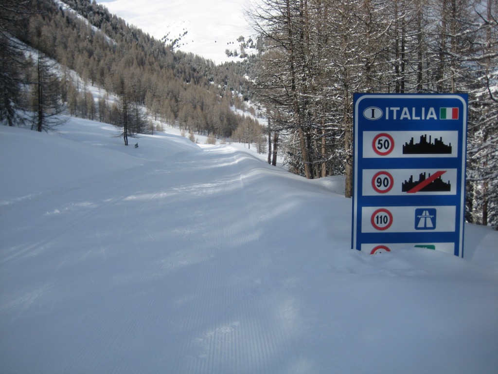 Только на обратном пути, проехав этот информационный знак, я понял, что, видимо, в дальней точке лыжной трассы выехал из Италии в Швейцарию, а теперь, получается, снова возвращаюсь в Италию. 