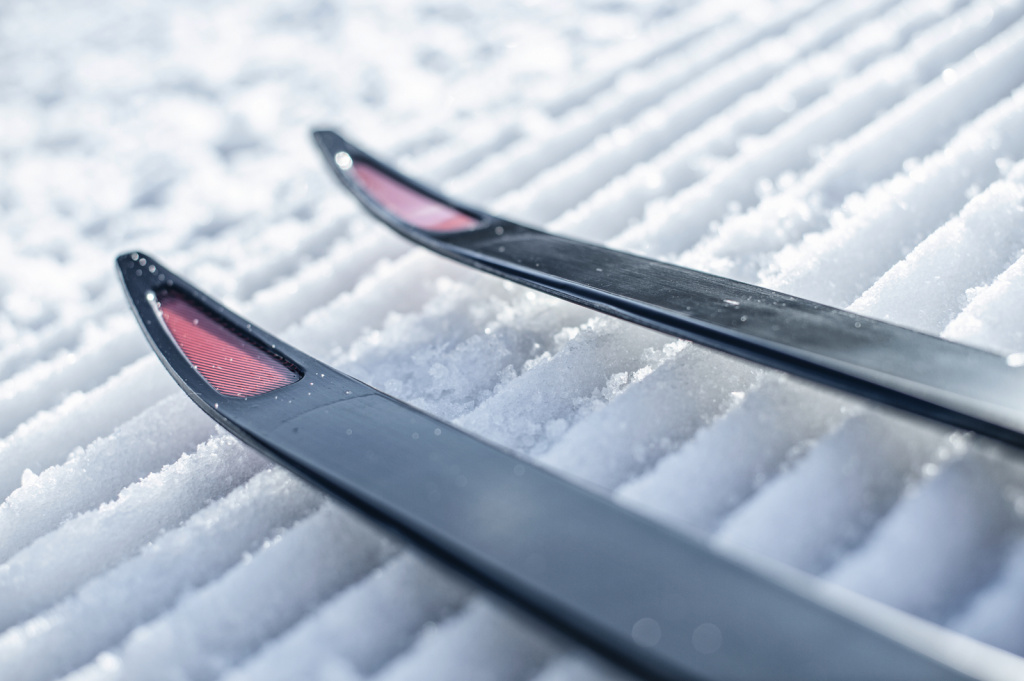 Технология Hollowtech 2.0 позволяет лыжам Kastle иметь высокий мысок (чтобы лыжа не втыкалась в снежные "бордюры" по краям трассы), иметь облегчённый на 30% вес этого мыска и при этом на 100 процентов закрытое пластиком скользящей поверхности "отверстие". Маркус Майстер считает, что это как раз то, что нужно российским лыжникам. 