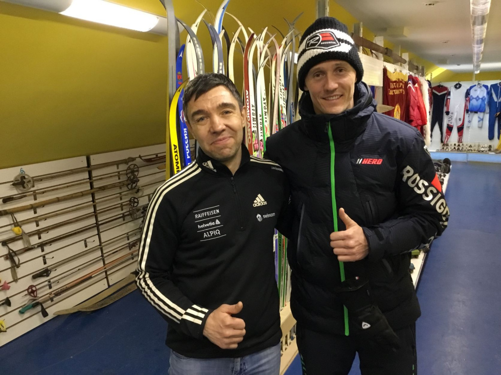 Алексей Лебедев (слева) с олимпийским чемпионом, трёхкратным чемпионом мира Никитой Крюковым в лыжном музее. 