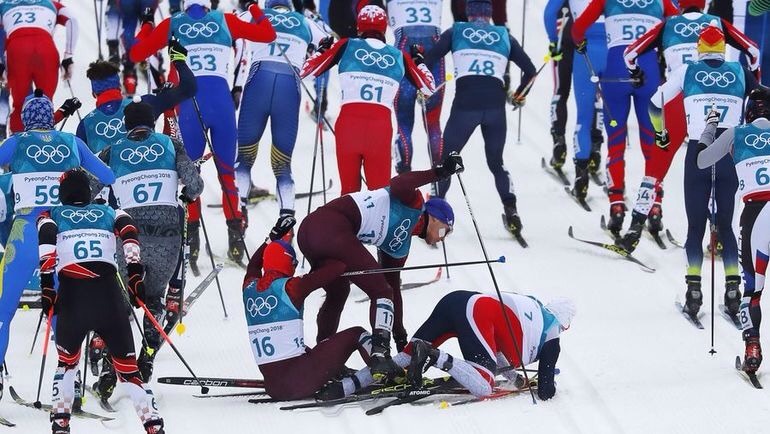 Завал в начале гонки с участием будущего олимпийского чемпиона Симена Крюгера и россиян Дениса Спицова (№16) и Андрея Ларькова (№11)