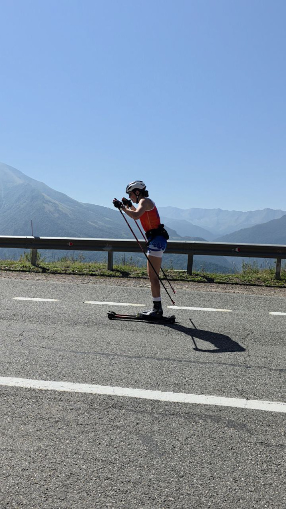 Архыз. Власова Настя. 12-километровый участок автодороги от нашего отеля и до конца асфальтного полотна на перевале, имеет отличную пологую часть в семь км, где проводили большинство скоростной работы, и где можно было спокойно кататься и спускаться, и пять км «жёсткого» подъема, куда тоже делали работу, но спускались оттуда уже на автомобиле.