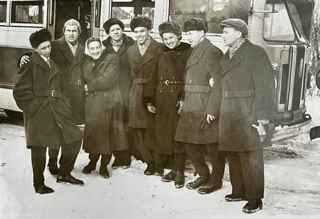 архив Барановых Сборная СССР по лыжным гонкам.Второй слева Виктор Баранов, рядом Л.Козырева-Баранова, ..... , Николай Аникин , Маргарита Масленникова (чемпионка мира в эстафете 1954 г.), Владимир Кузин, массажист Соболев.