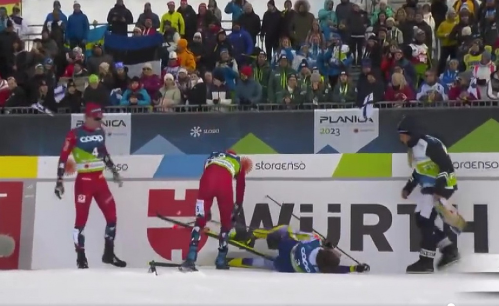 Eurosport Вильям Поромаа (Швеция) ударился о рекламный щит после финиша