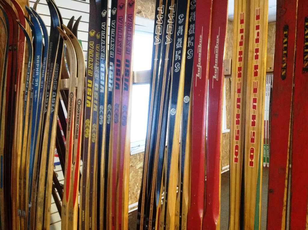 Очень маленькая часть деревянных лыж производства лыжных фабрик СССР.