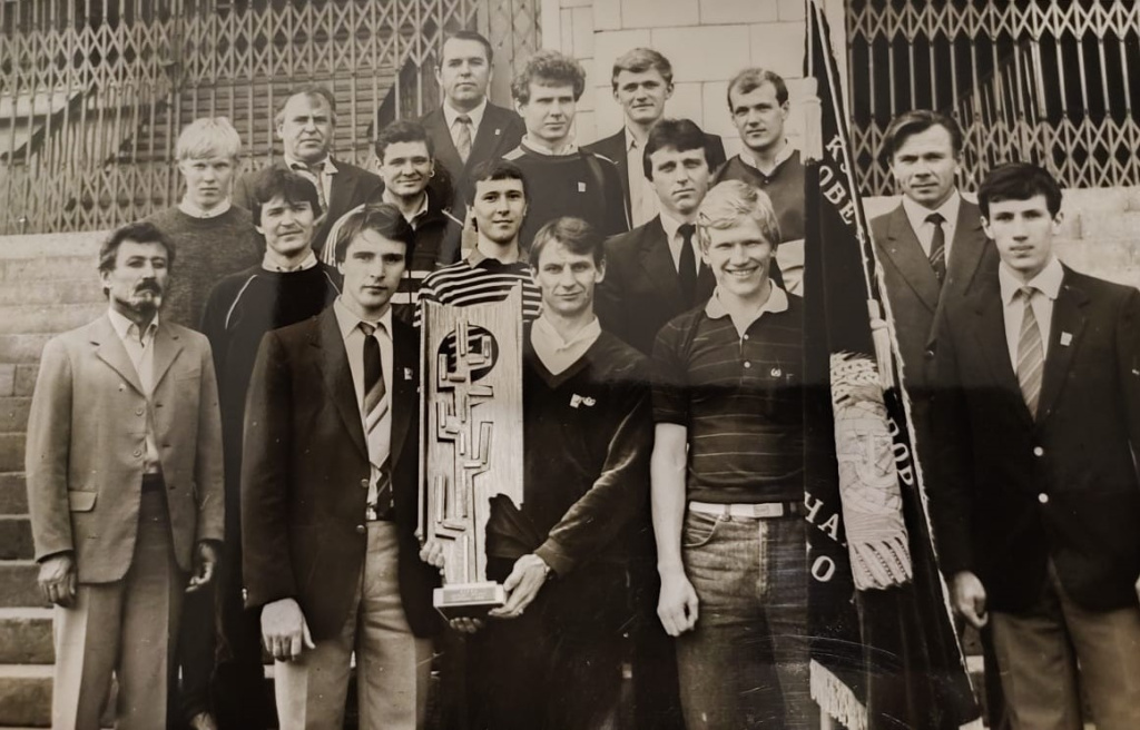 Сборная СССР по биатлону 1988 у музея спорта в Лужниках. Сергей Чепиков второй слева.
