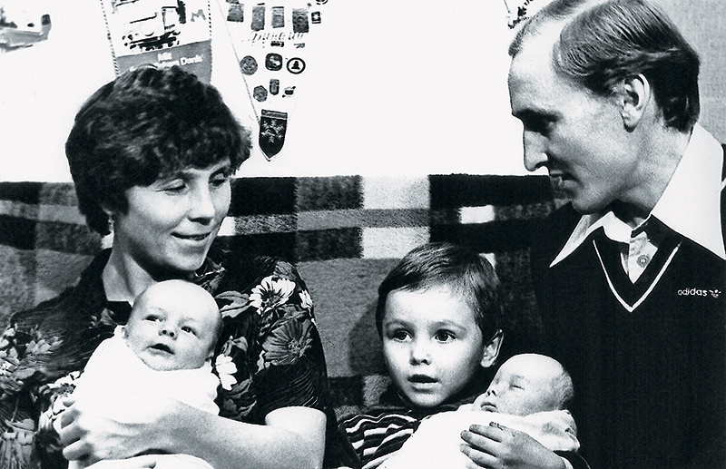 Счастливое семейство: Нина Петровна и Василий Павлович с новорожденными близнецами — Олей и Васей, и старшим наследником — Анатолием. 