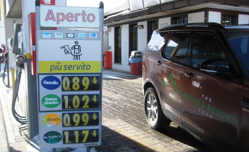 95-й бензин (Senza plombo) в Ливиньо стоил 1,02 евро за литр. 
