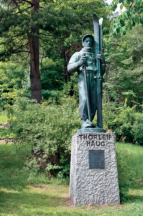 Первому королю лыж норвежцу Торлейфу Хаугу благодарные потомки поставили у него на родине памятник.