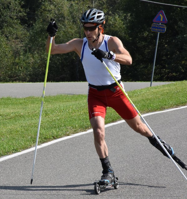 Повороты на лыжероллерах. Гонки на лыжероллерах. Соревнования по лыжероллерам. Результаты лыжероллеров мужчины. Костюм для лыжероллеров.