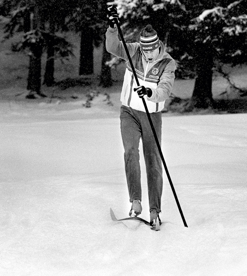 Фото 2. За два дня до первой гонки чемпионата мира 1985 года главный фаворит, лыжный супермен 80-х швед Гунде Сван на тренировке появился с длинным двухметровым шестом, с помощью которого передвигался по лыжне техникой древних шведских воинов. Скорость его хода впечатлила не только собравшихся фотокорреспондентов, но и присутствовавших спортсменов и тренеров. Фотографии этого спланированного шоу тут же облетели все мировые агентства.