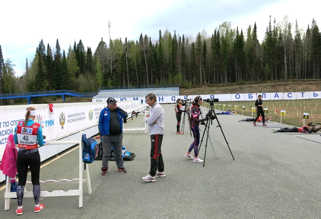 Занятие проводят главные тренеры мужской и женской сборной Тюменского области Шестов Сергей Сергеевич и Зубрилов Роман Алексеевич. Роман Алексеевич также является одним из ведущих специалистов по стрелковой подготовке биатлонистов.