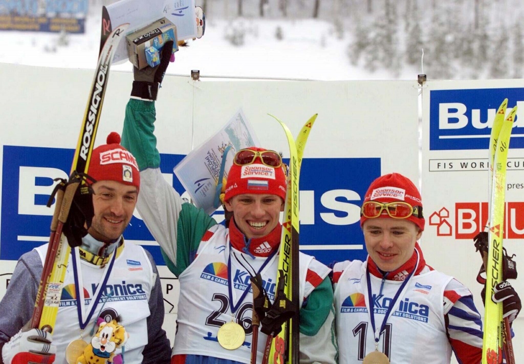 Лахти. 4 марта 2000 года. Пьедестал почета гонки на 30 км классическим стилем с общего старта. Слева направо: Фабио Май (2 место), Михаил Иванов (1 место), Владимир Вилисов (3 место).