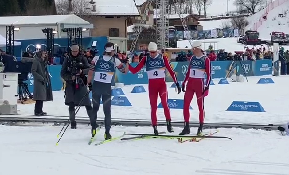 skisport.ru Поздравление медалистам марафона от занявшего пятое место Савелия Коростелева (№12)