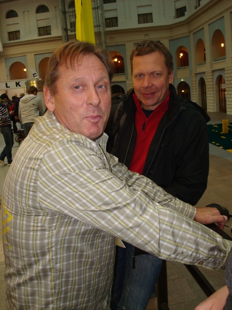 Из архива редакции Николай - с двукратным обладателем Кубка мира, чемпионом мира по лыжным гонкам Александром Завьяловым. Лыжный салон 2012-го года.