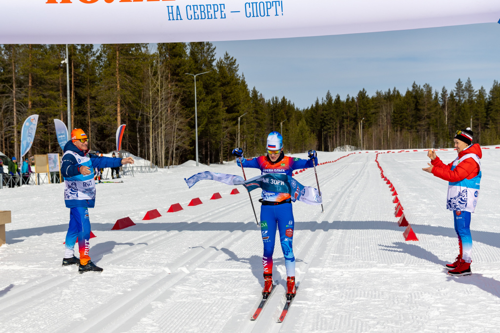 Финиширует победительница гонки среди женщин Ольга Царёва. 