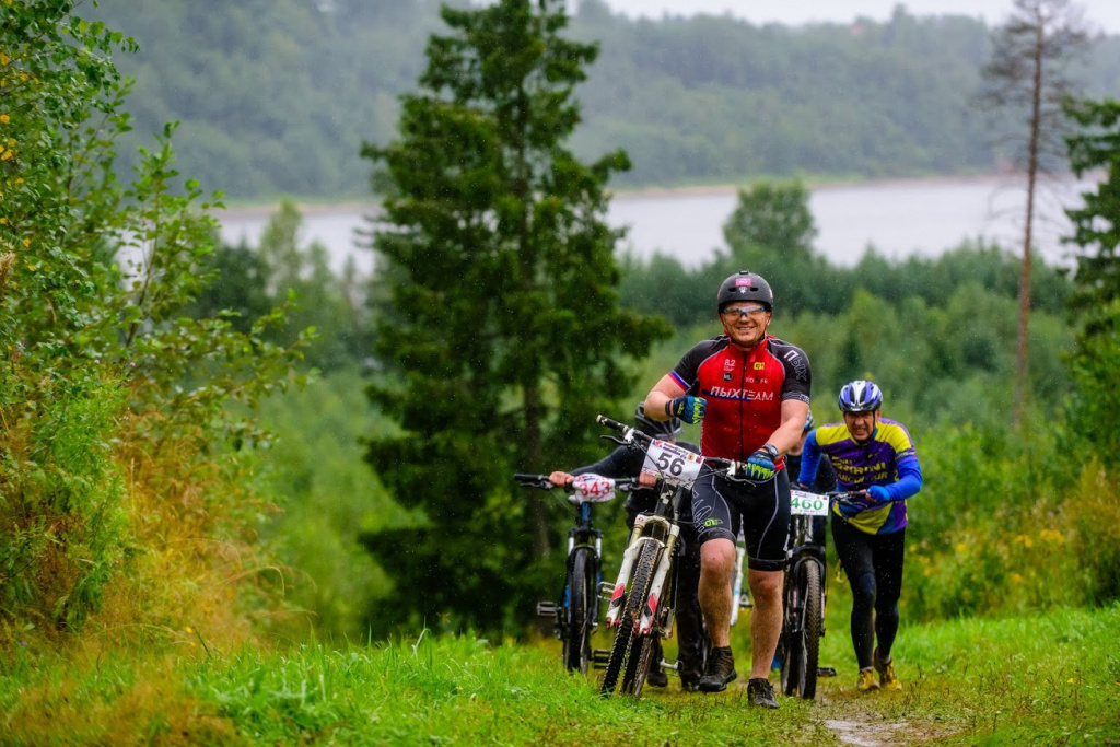 Вершина этого подъёма - любимая точка съёмки всех фотографов в Дёмино. Одна только Волга в качестве задника снимка чего стоит...