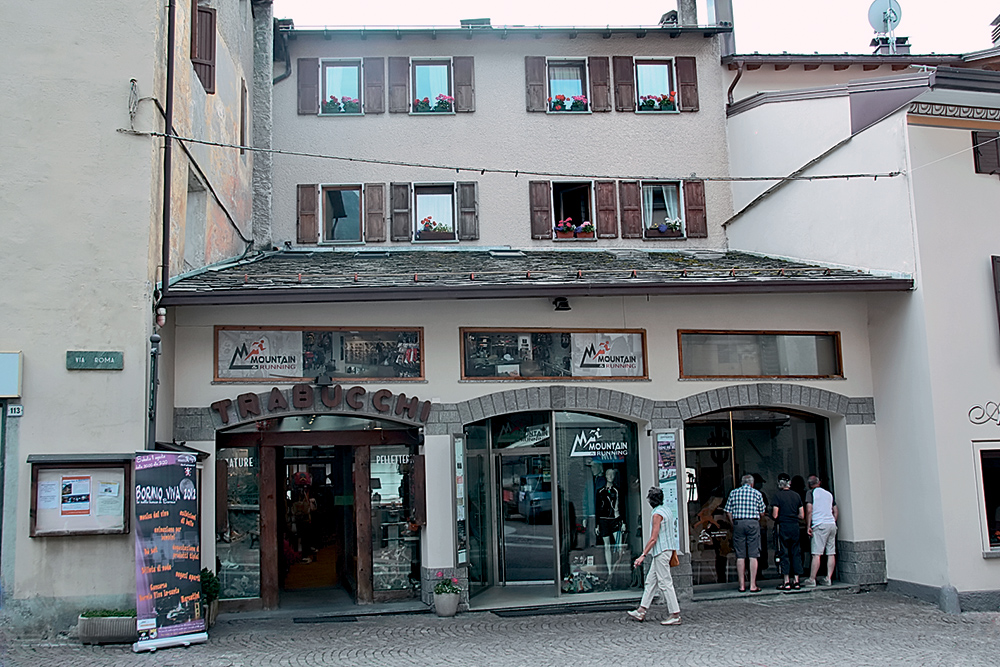 На центральной улице города — Via Roma — мы обнаруживаем магазин «Trabucchi». — Это магазин моей сестры, — поясняет Адриано. — А вон там, над магазином – квартира, в которой выросли мы с Даниэлем и где до сих пор живут наши родители. 