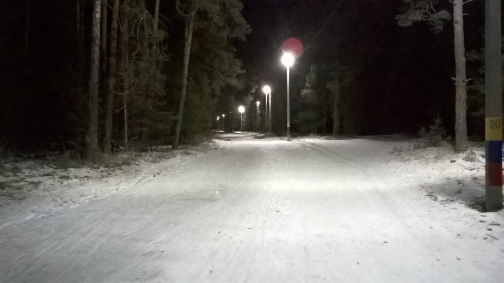 Ещё один кадр с освещённой лыжной трассы в посёлке имени Цюрупы.