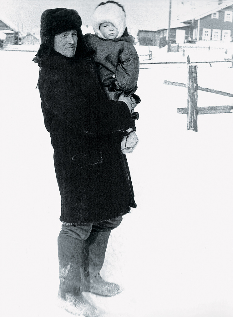 Маленькая Оля Рочева на руках у своего деда, Павла Рочева, в родной деревне своего отца, Василия Рочева.