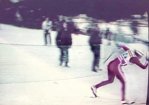 Фото 10, 11. Обогнав норвежку, Романова падает примерно за 1 км до финиша.