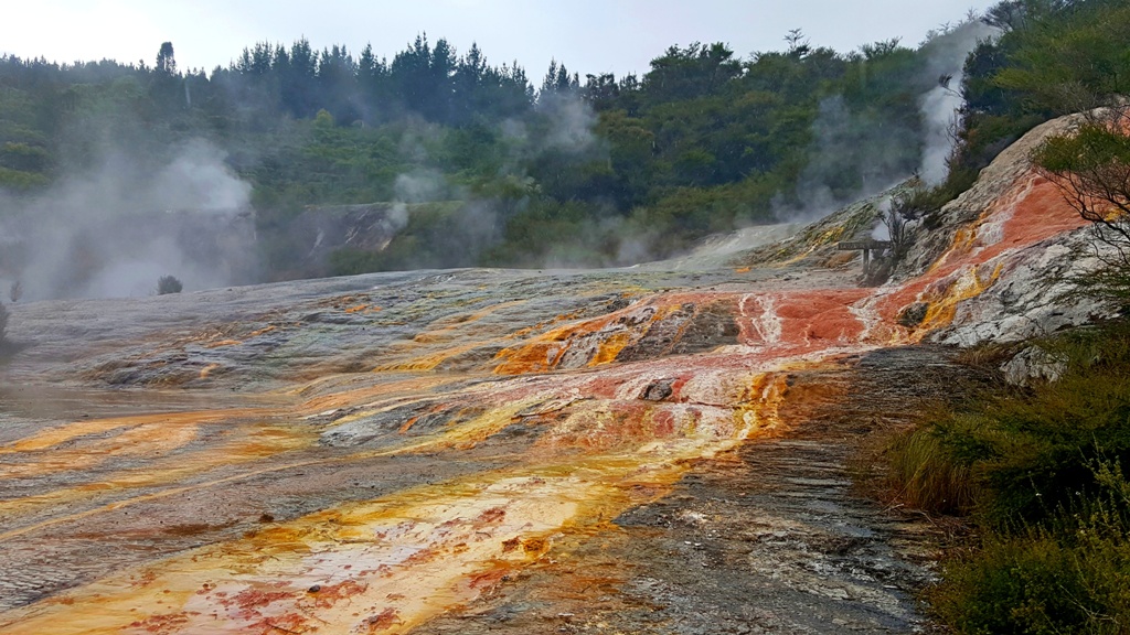 Оракеи Корако, многоуровневая терраса, оранжевый цвет - отложения кремния