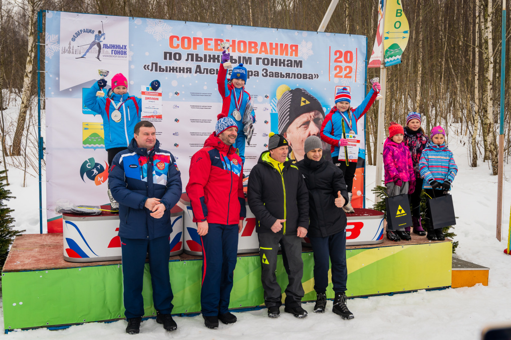 Глава района Виктор Неволин и министр спорта Леонид Савин вместе с Александром Завьяловым наградили победителей гонки. 