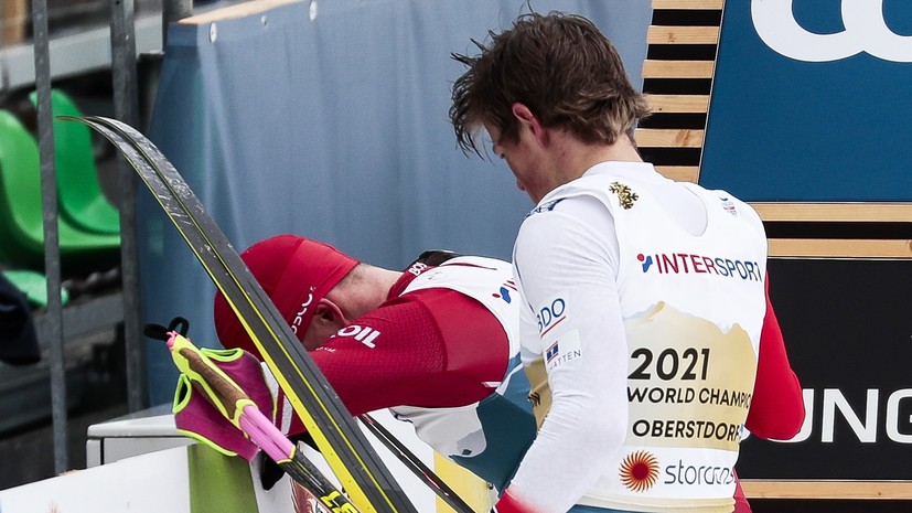 Йоханнес Клебо пытается утешить своего соперника Александра Большунова на финише 50-километровой гонки чемпионата мира в Оберстдорфе. 