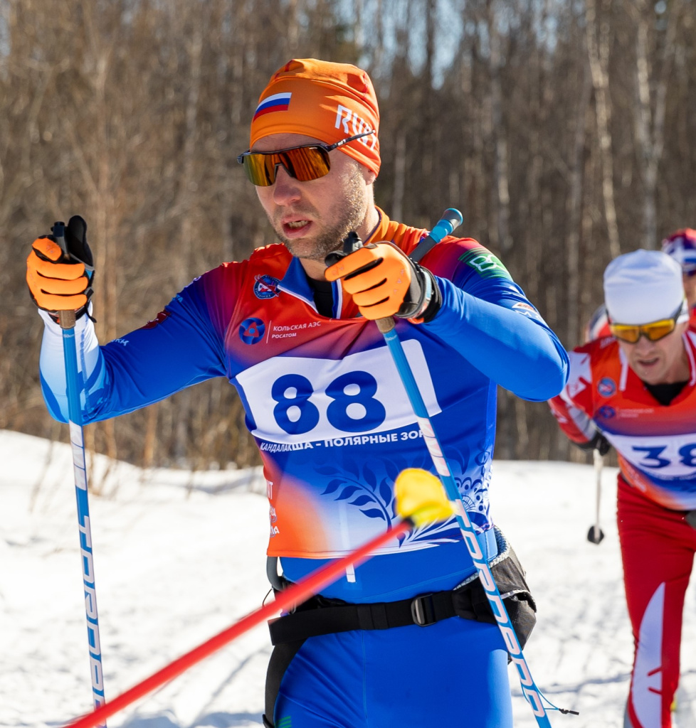 На трассе – основатель Центра спортивной медицины SPORTDOC доктор Кадлубинский. Женя сегодня - чрезвычайно дорогой, чрезвычайно модный и чрезвычайно востребованный специалист в своей области. Загляните на сайт Sportdoc.ru. Впрочем, там можно найти и относительно бюджетные варианты решения тех или иных проблем с заболеваниями опорно-двигательного аппарата.