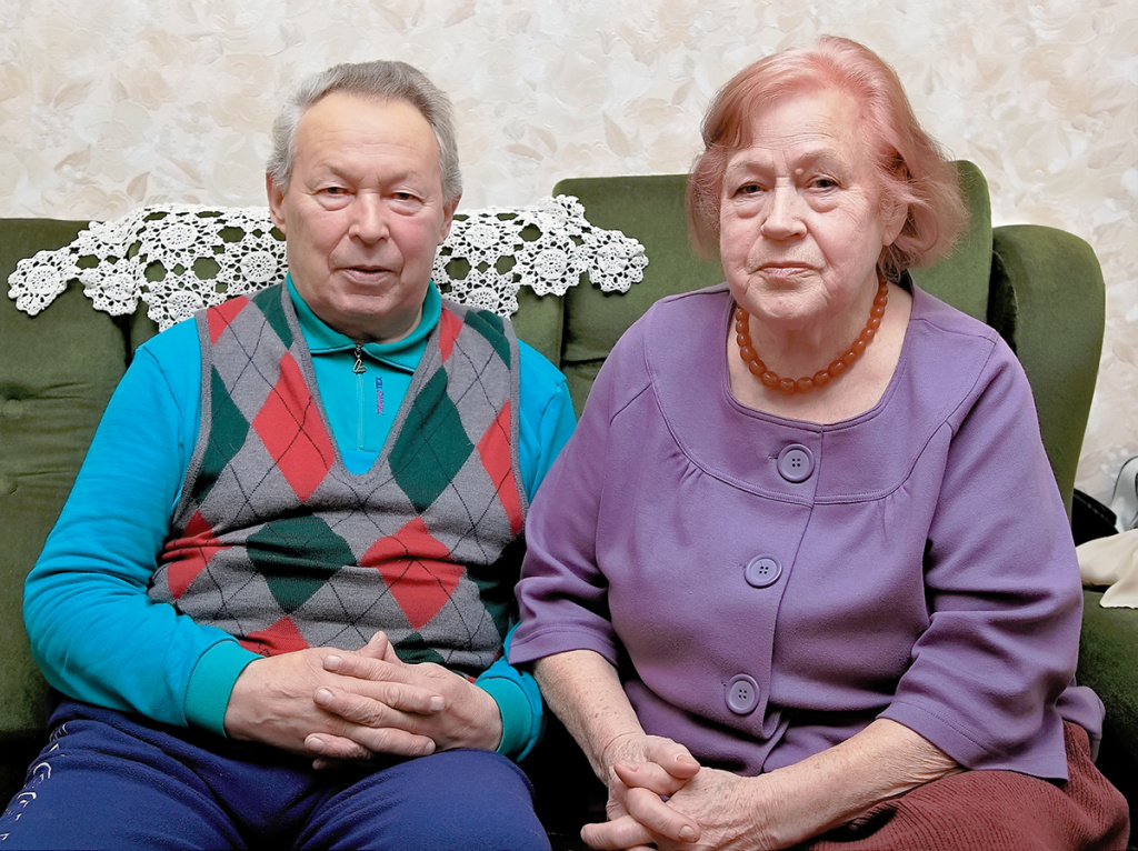 С женой Валентиной Николаевной Виктор Александрович познакомился, как и положено спортсмену, на соревнованиях. Сборная команда ВУЗа участвовала во Всесоюзных вузовских соревнованиях по лыжному спорту в Кавголово. Валентина училась на курс старше и выступала на соревнованиях по скоростному спуску. Они долго гуляли по Ленинграду, потом продолжили встречаться в Москве, а через несколько лет поженились. С тех пор прошло более полувека, а они по-прежнему вместе
