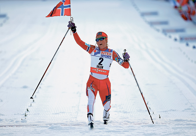 Норвежка Терезе Йохауг — одна из немногих в современных женских лыжах, кто может на равных соперничать с Марит Бьорген. В Фалуне Терезе собрала даже больший, чем у Марит, урожай: три золотые медали против двух золотых и одной серебряной. Йохауг выиграла скиатлон и гонку на 30 км, Бьорген — спринт, а золото в эстафетной гонке 4х5 км у них общее.