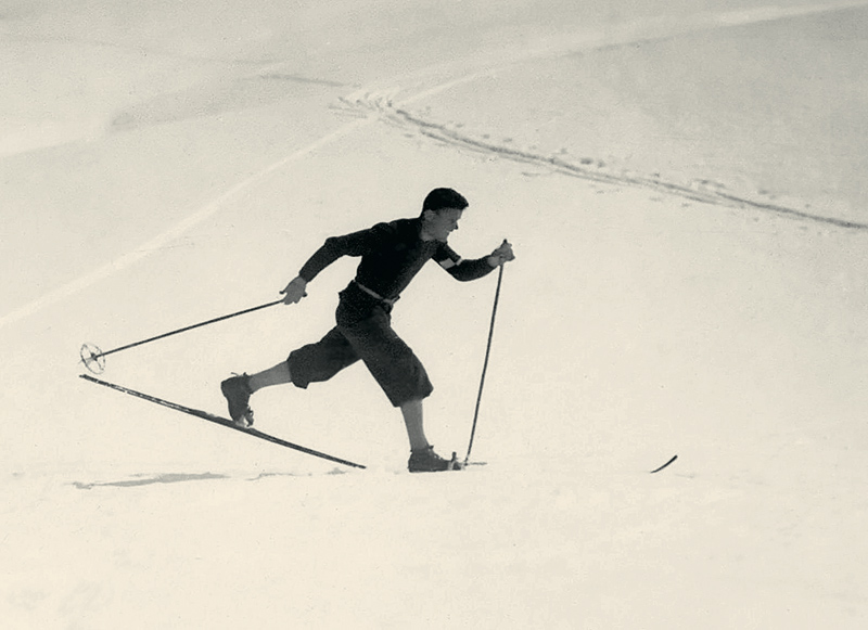 Красиво идёт лыжник, правда? А если я вам скажу, что этот снимок сделан в 1935 году, то вы, наверное, удивитесь ещё больше? Получив этот снимок из пресс-службы «Trab», мы сделали обратный запрос: кто изображён на этом снимке, в каком году он сделан? Ответ обескуражил: на снимке, сделанном в 1935 году - уроженец Бормио, победитель Олимпийских игр 1936 года в Гармиш-Партенкирхене Стефано Серторелли. Но мы не знаем такого олимпийского чемпиона! Пришлось терзать Наталью Никифорову, а той, в свою очередь, снова пресс-службу «Trab». Выяснилось, что Стефано Серторелли, действительно, победитель Олимпиады 1936 года в Гармиш-Партенкирхене, но победил он в гонке военных патрулей (прообразе современного биатлона). Штука в том, что МОК накануне Игр отказался принять этот вид спорта в официальную программу, но под давлением Адольфа Гитлера (не нужно забывать, кем был Адольф Гитлер в 1936 году в Германии, а Гармиш – это как раз-таки Германия) данный вид спорта был всё-таки представлен в Гармише как показательный вид. Так что это тот самый случай, когда человек является победителем соревнований Олимпиады, но при этом он – не олимпийский чемпион. Но, скажу вам по секрету, итальянцы как называли, так и дальше будут называть Стефано олимпийским чемпионом и, в общем, я могу их понять. :) 