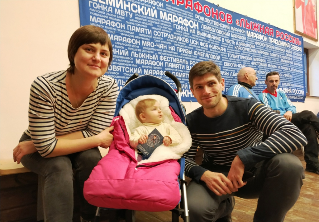 Станислав Малюшицкий приехал на награждение с женой и дочкой, которая сразу же заинтересовалась паспортом СМЛР. 