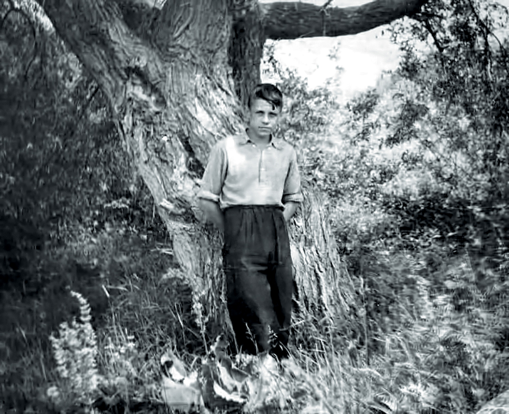 А.Акентьеву — 15 лет, он школьник. Это примерно 1956-й год, родная деревня.