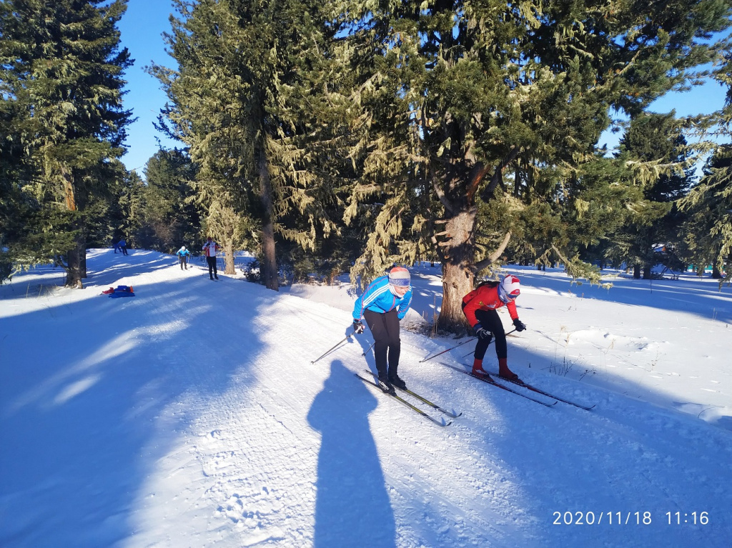 При морозе в 20 градусов эта молодёжь не просто каталась на лыжах, но ещё и делала короткие ускорения