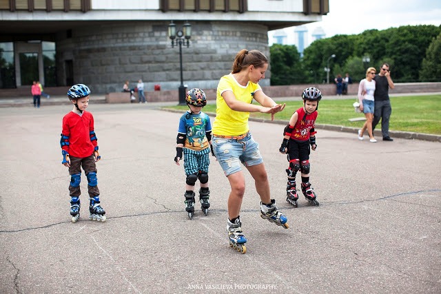 Дети делают свои первые шаги на роликовых коньках на аллеях парка "Поклонная гора".