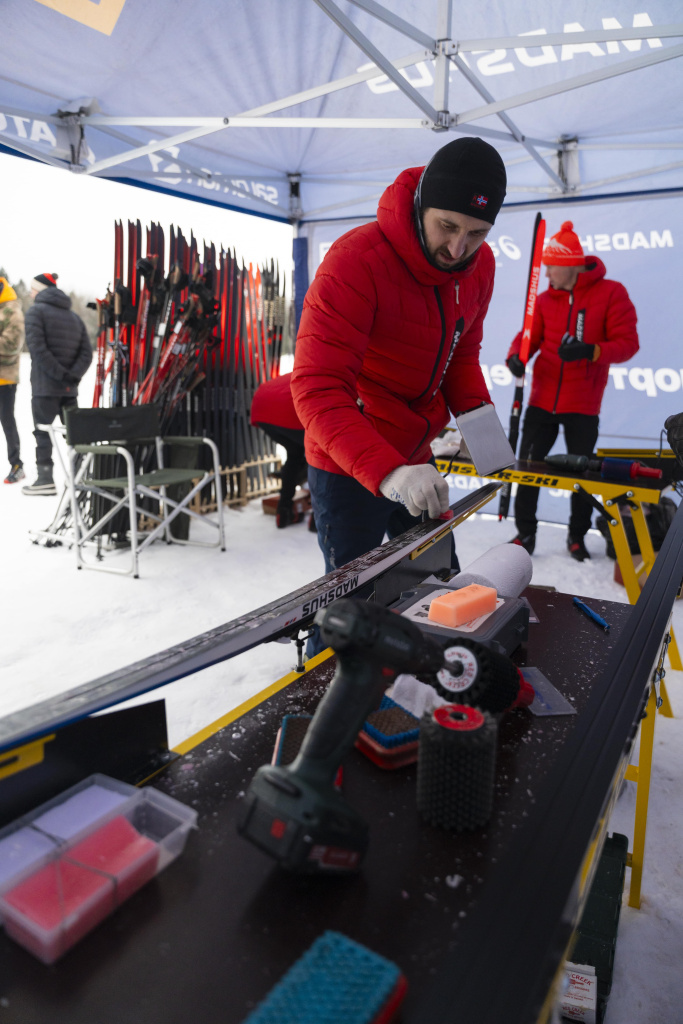 Спортмастер Подготовка лыж парафинами.