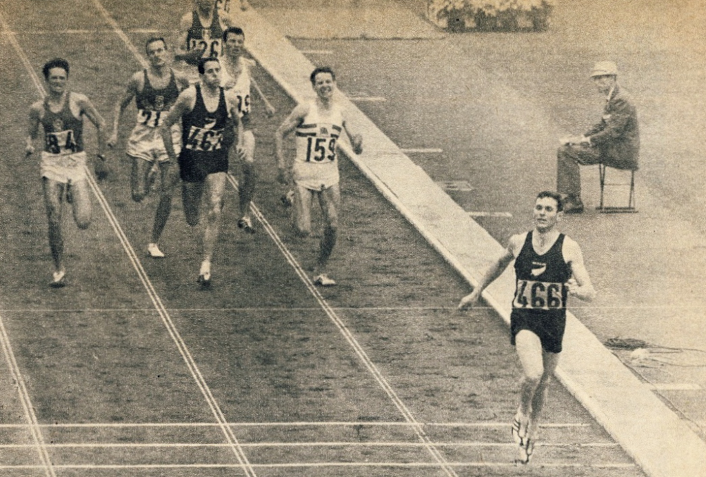 Ученик Артура Лидьярда Питер Снелл (№466) с отрывом выигрывает финальный забег на дистанции 1.500 метров на Олимпийских играх в Токио в 1964 году.