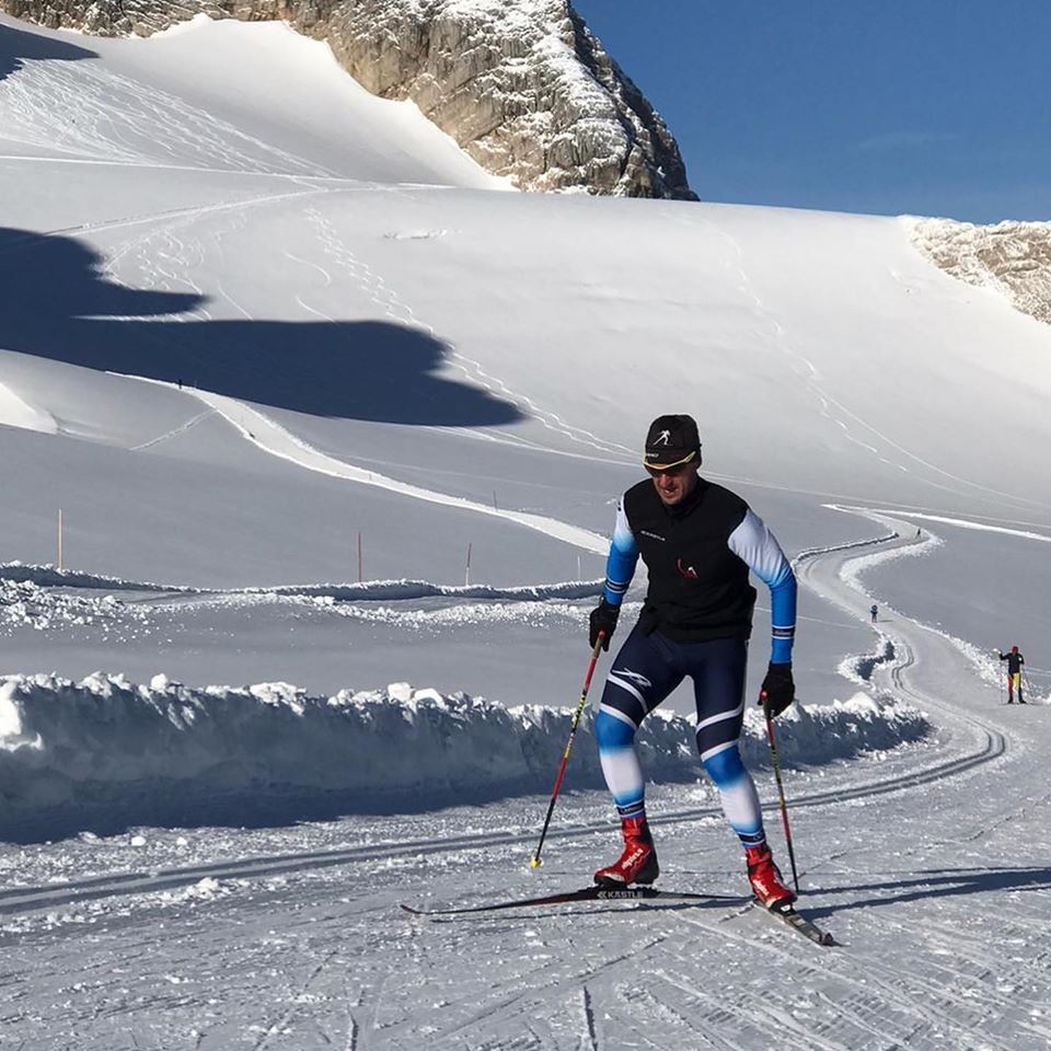 Маркус Майстер лично тестирует лыжи Kastle летом на глетчере в Рамзау. 