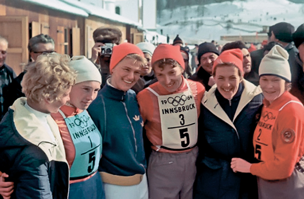 На снимке — победитель и серебряный призёр Олимпиады 1964 года в Инсбруке в женской эстафете 3х5 км: сборная СССР (А.Колчина, Е.Мекшило и К.Боярских) и сборная Швеции (Б.Мартинссон, Б.Страндберг и Т.Густафссон).