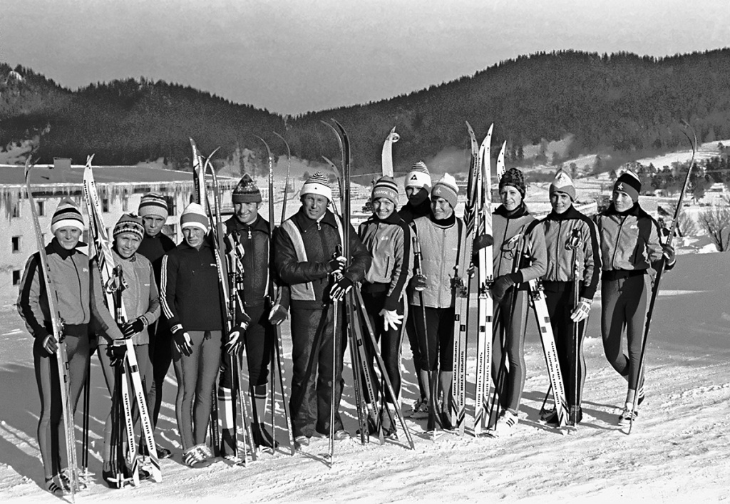 Женская сборная команда СССР по лыжным гонкам, 1980 г.: Надежда Шамакова, Нина Балдычева, Нина Рочева, Любовь Лядова, тренер А.Смирнов, старший тренер В.А.Иванов, И.Суслова, Л. Зыкова, Галина Кулакова, Раиса Хворова, Раиса Сметанина, Зинаида Амосова
