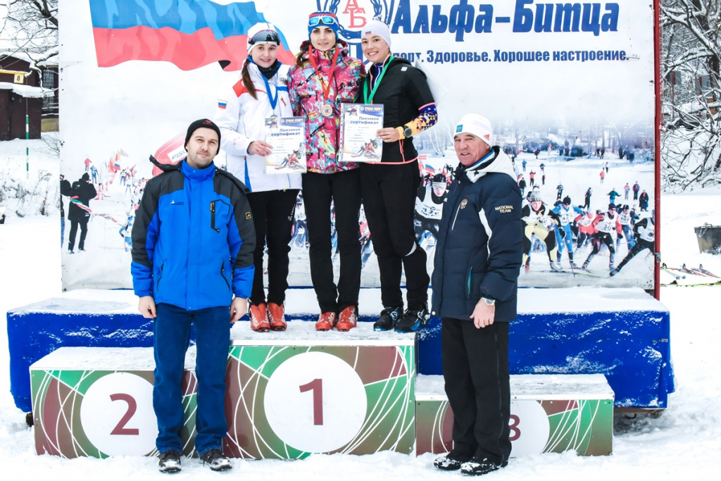 Фото 65. Общее фото призёров и победительницы лыжного забега в своей группе.