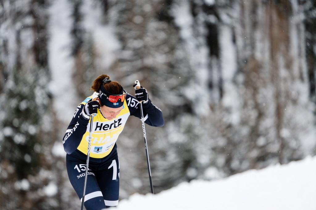 А вот Бритта Юханссон Норгрен на лыжне неизменно совершает большую и тяжёлую работу. 