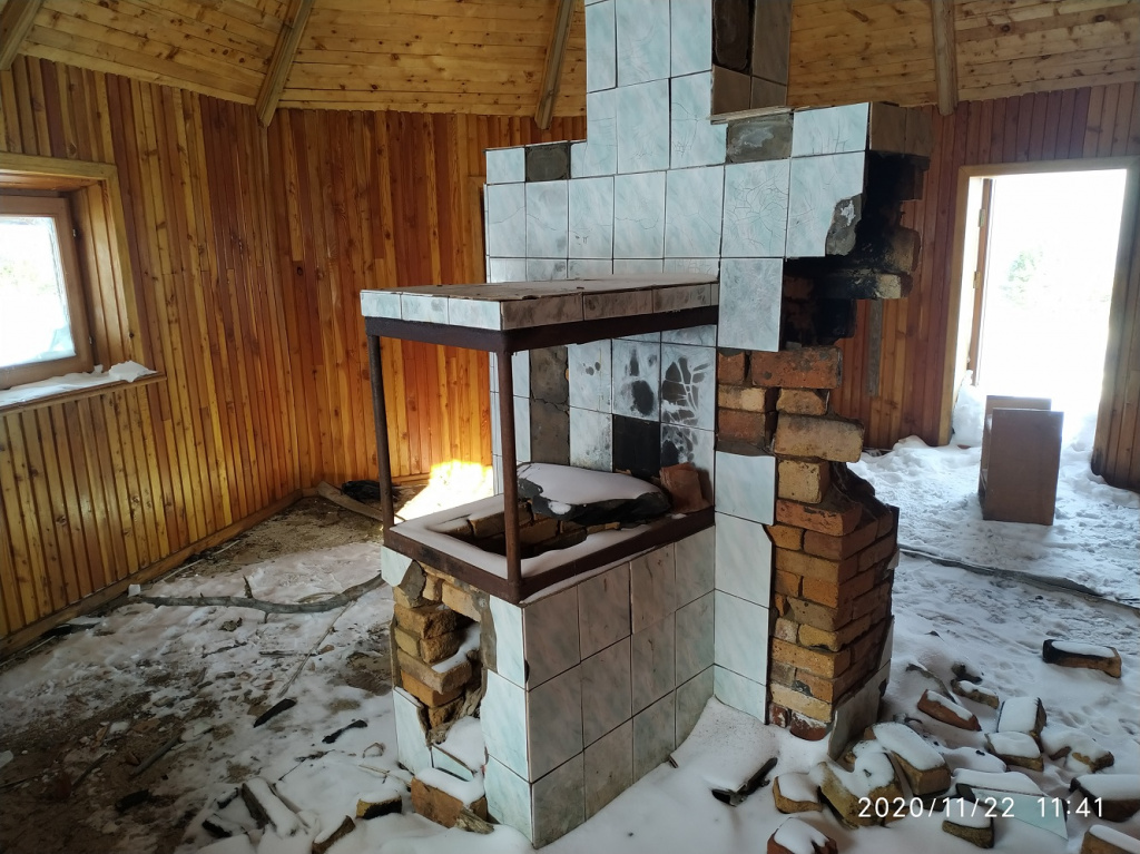 Иван Исаев Внутри чум оказался разорённым: дверь и окна выбиты, кирпичная печь – разворочена, повсюду кучи мусора, и даже смотровые окна в верхней части чума оказались тоже разбиты. Всё-таки Россия есть Россия – представить себе, что такие чумы появятся на просторах нашей родины и будут стоять целыми, не разорёнными, не будучи кем-то охраняемы, пока невозможно. Быть может, через десятилетия или даже столетия это и случится, но, похоже, произойдёт это точно не при нашей жизни… А конкретно этот чум (на Алтае такие сооружения называют аилами), оказывается, был построен в качестве небольшого кафе в верхней точке подъёмника. Но кафе оказалось нерентабельным, чум был закрыт-законсервирован, а дальше… заработали законы российской действительности.