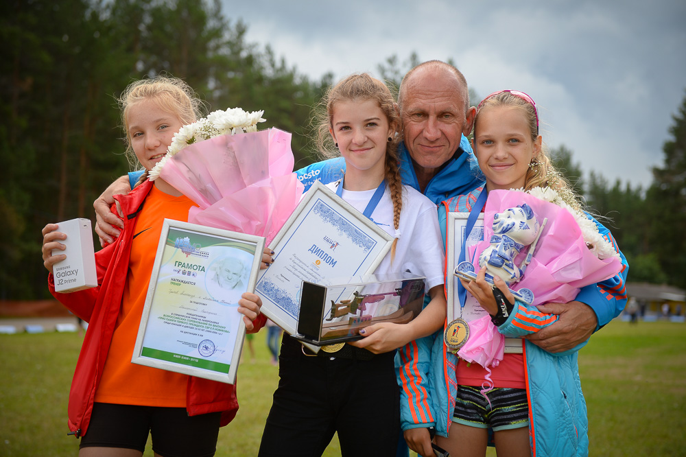 Алексей Нуждов с победителем и призёрами среди девушек 12-13 лет. 