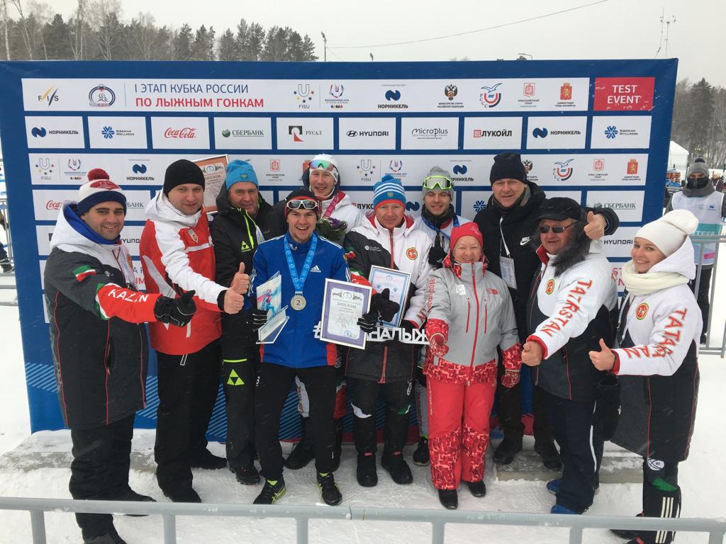 Победитель и призеры мужской гонки на 15 км Артем Николаев (5 слева), Максим Зубцов (4 слева) и Владимир Фролов (7 слева)