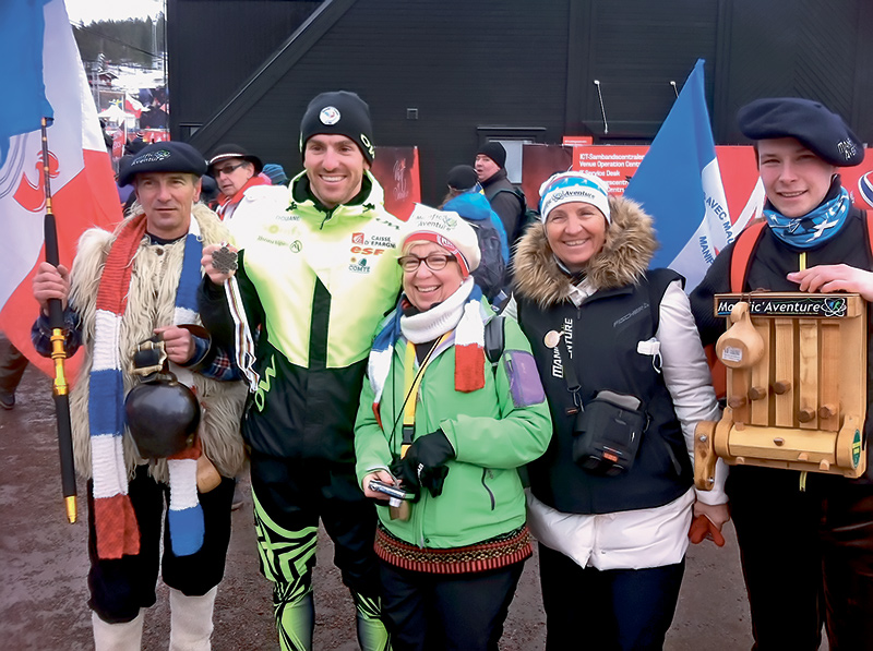 Француз Морис Манифика с удовольствием фотографируется с поклонниками, приехавшими в Швецию, чтобы поболеть за него. В руке у гонщика бронзовая медаль за третье место в эстафете.