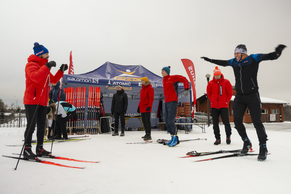 Спортмастер Около палатки Спортмастера - всегда хорошее настроение.