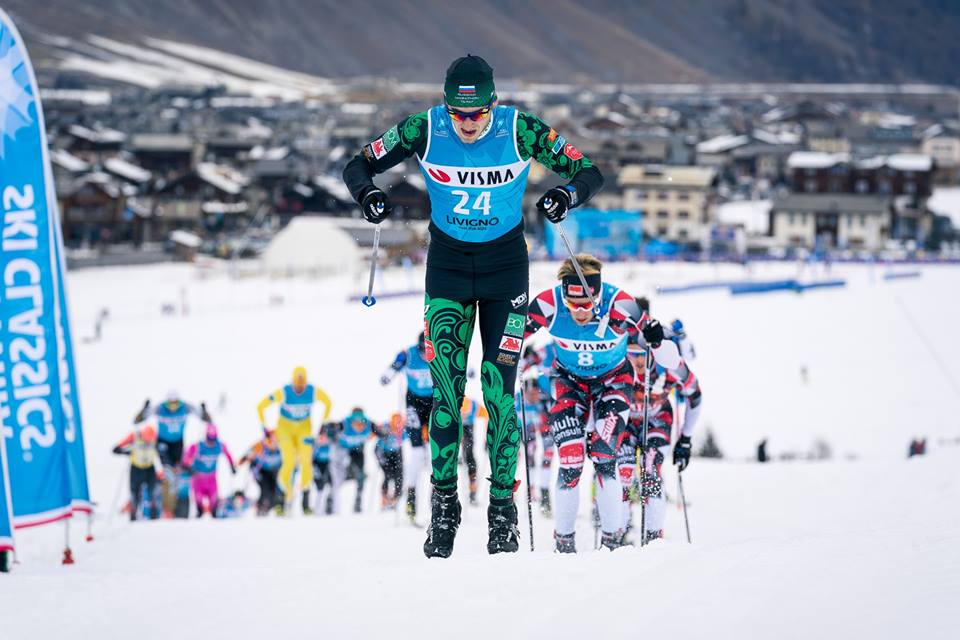 Ермил Вокуев атакует второй промежуточный горный финиш. Позади него - так и не сумевшие перекрыть ему пути для атаки спортсмены команды БН Банк. 