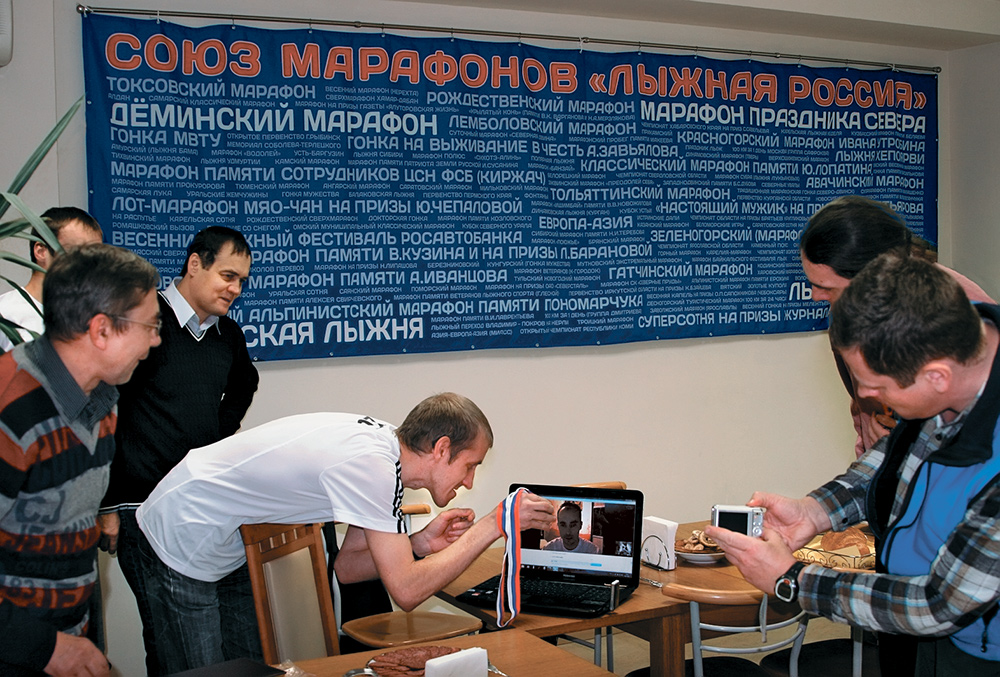 Дмитрий Копосов из Котласа, ставший в прошлом сезоне Мастером СМЛР, присутствовал на встрече виртуально, по скайпу. Вице-президент СМЛР Евгений Кувшинов демонстрирует Дмитрию медаль Мастера СМЛР, которая назавтра отправится лауреату по почте.
